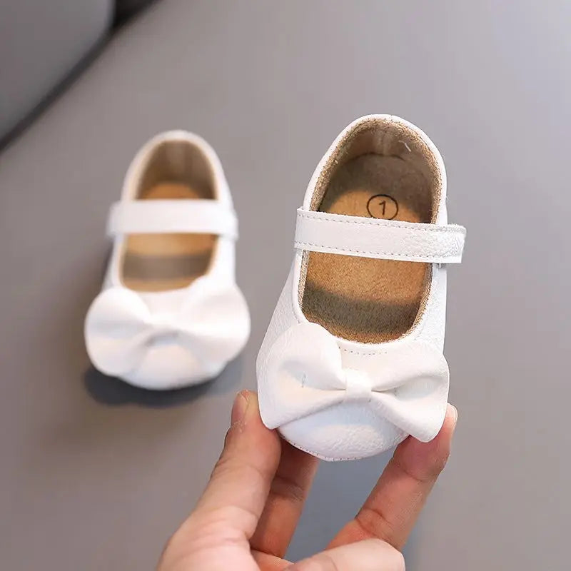 Baby Girl Casual and Comfortable Solid Color Mary Jane Shoes Lightweight and Non Slip Spring and Autumn Walking Shoes