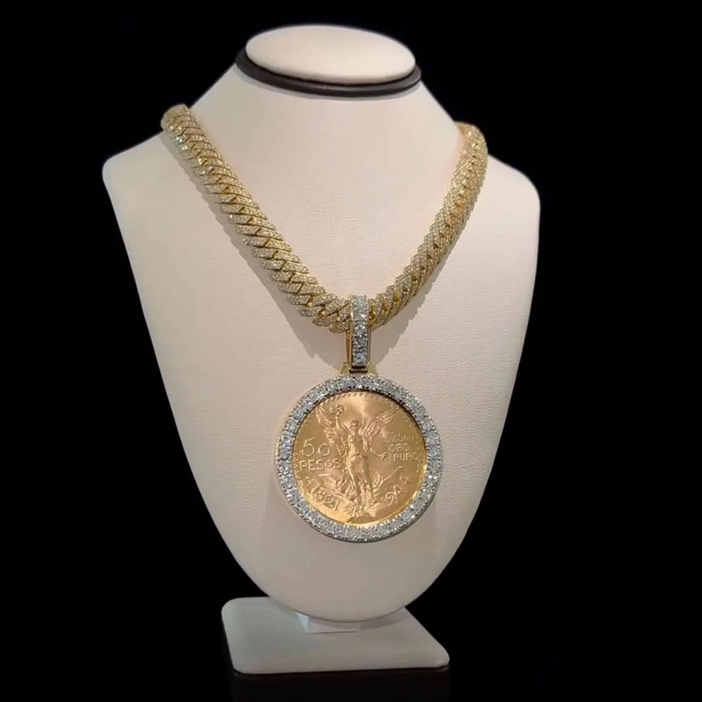 Cuban Chain Necklace Coin Medal Pendant is suitable for Christmas and Easter streetwear shows and can be paired with Cuban Chain decorative accessories. It is a unique jewelry gift for holidays/birthdays/parties