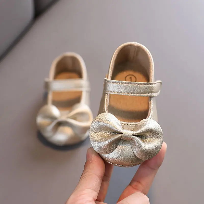 Baby Girl Casual and Comfortable Solid Color Mary Jane Shoes Lightweight and Non Slip Spring and Autumn Walking Shoes