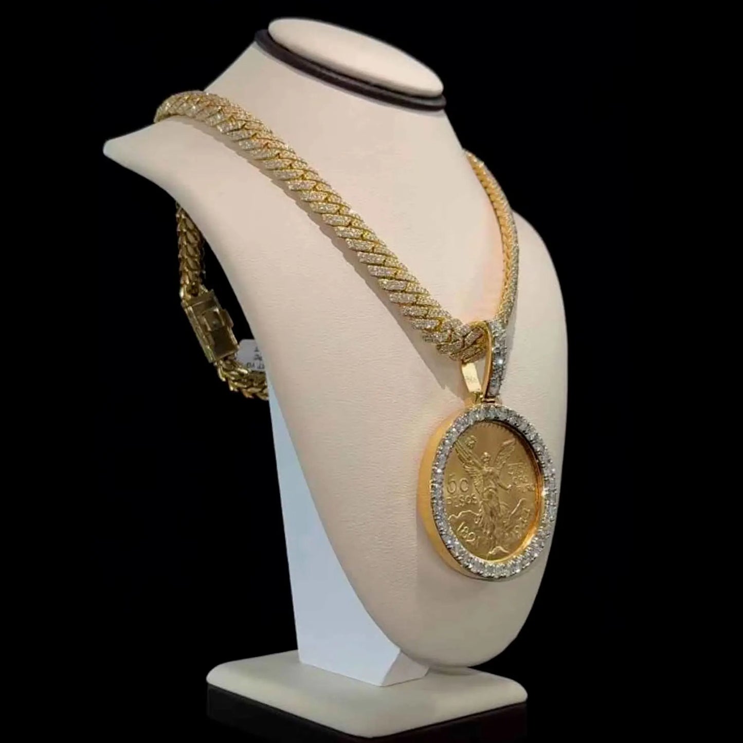 Cuban Chain Necklace Coin Medal Pendant is suitable for Christmas and Easter streetwear shows and can be paired with Cuban Chain decorative accessories. It is a unique jewelry gift for holidays/birthdays/parties